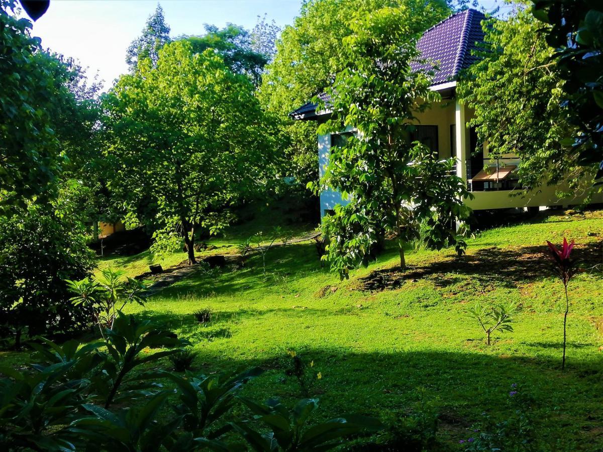 Ranis Lodge Padang Mat Sirat Exterior photo